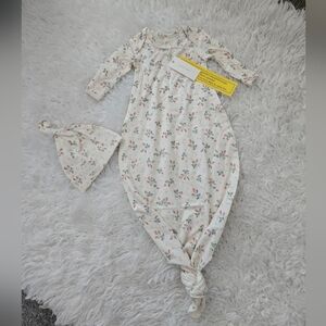 Quincy Mae Knotted Baby Gown + Hat Set. Strawberries. One Size. New.Knotted ba